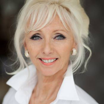 Debbie McGee after dinner speaker, event speaker, motivational speaker, keynote speaker, comedy presenter, business speaker, sports presenter