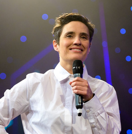 Jen Brister after dinner speaker, event speaker, motivational speaker, keynote speaker, comedy presenter, business speaker, sports presenter