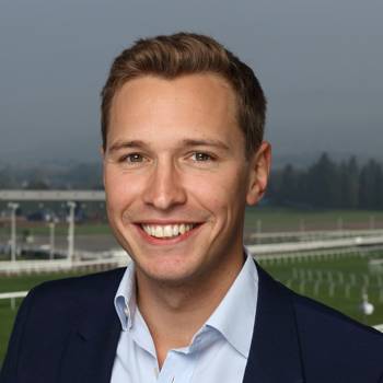 Oli Bell after dinner speaker, event speaker, motivational speaker, keynote speaker, comedy presenter, business speaker, sports presenter