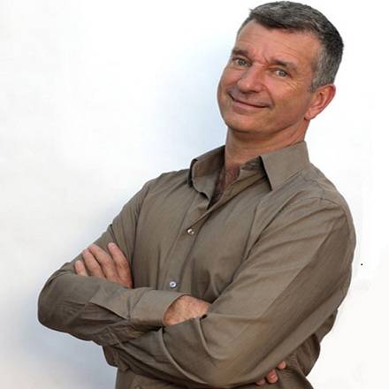 Tony Hawks after dinner speaker, event speaker, motivational speaker, keynote speaker, comedy presenter, business speaker, sports presenter